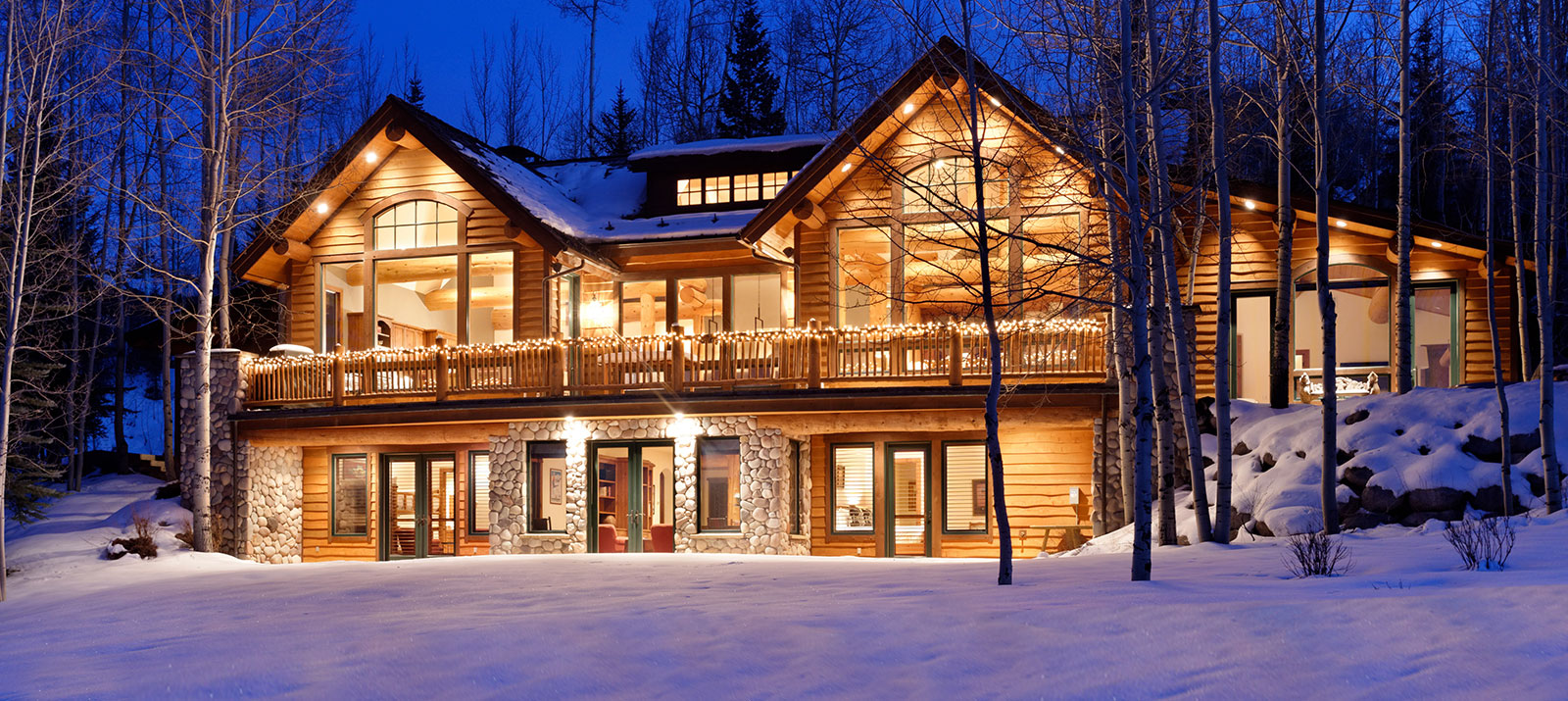 An image of a beautiful luxury house in aspen with snow surrounding it.